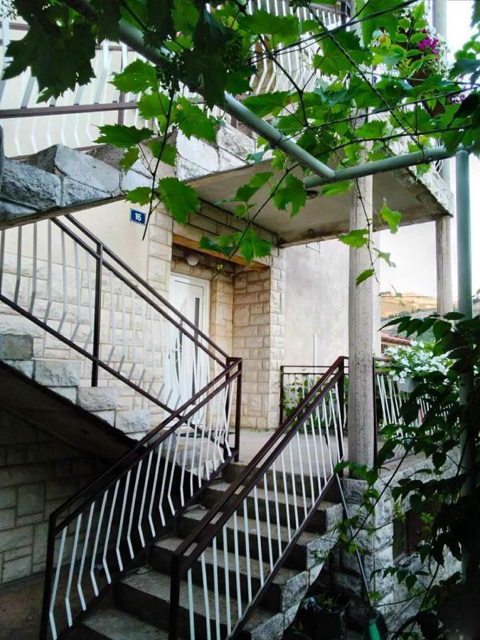 Апартаменты Cvijetna Oaza Требинье Экстерьер фото